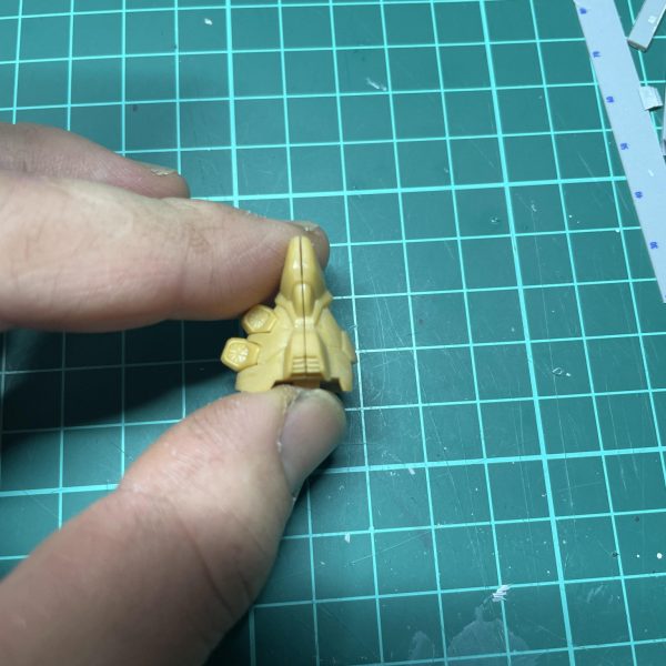 アーティファクト名物、ディティールフル無視モナカ割り私の腕では上手く合わせ目を消すことが出来ないので0.3mmプラ板で作り直して見ました。とりあえず一箇所終わったのであと四箇所。先は長い、、、（2枚目）