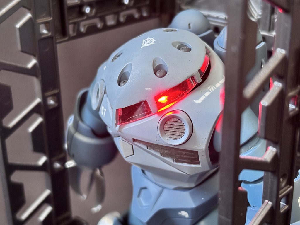 サーボモーターが意外と機体の中に入れるとギリギリでした。電源を入れると視線が左、右と動き真ん中に来たら消灯、また発光で左右に視線をと言う感じをくりかえします。Arduino nano互換機でプログラム組んでおります。