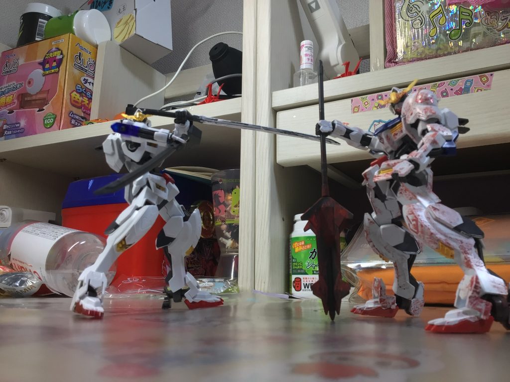 HG バルバトスクリアカラー版と通常色のバルバトスを使ってポージングしました！