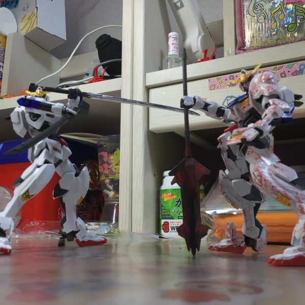 HG バルバトスクリアカラー版と通常色のバルバトスを使ってポージングしました！
