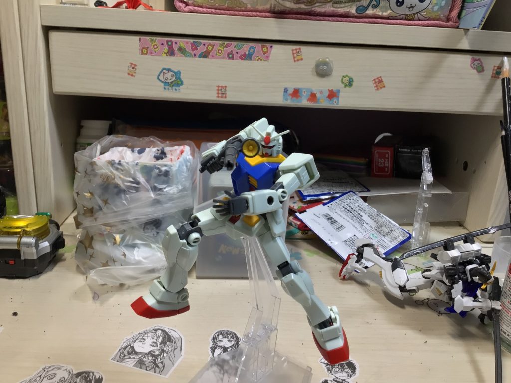 こっちに向いてビームライフルを撃っている感じ