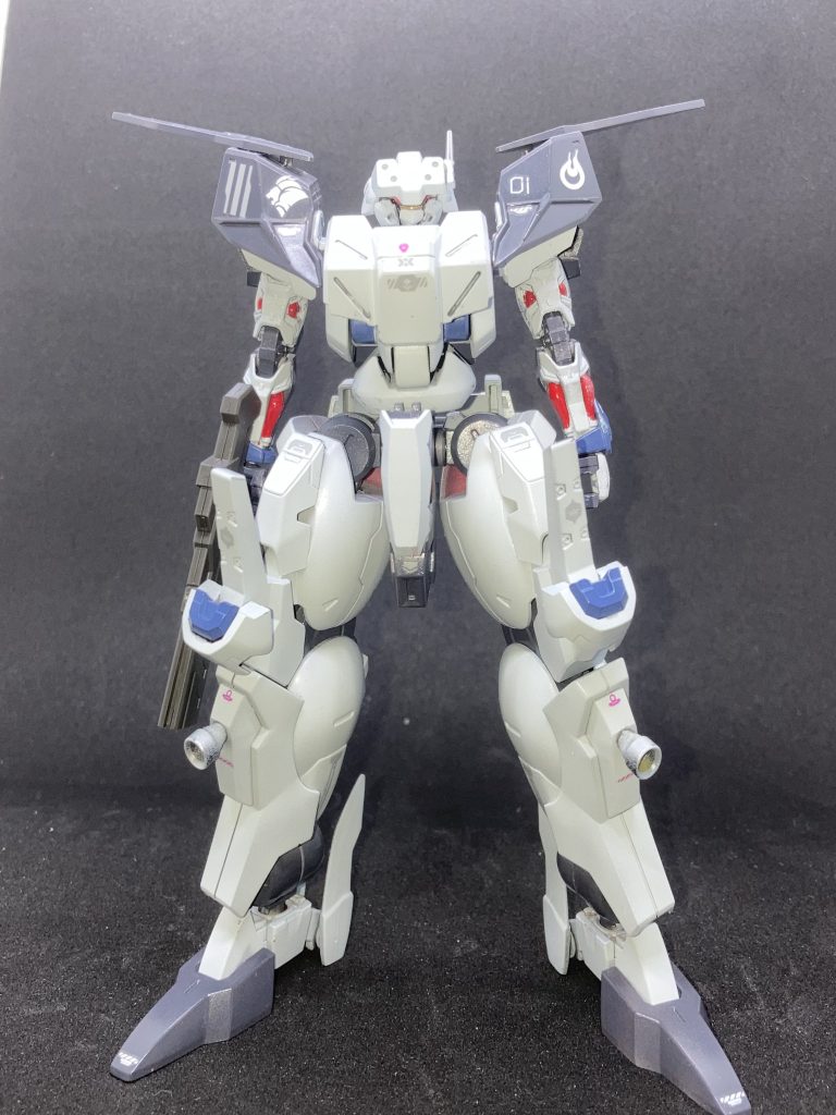 見る角度によって目がツインアイっぽく見える所がお気に入りポイントですデザインの意図としてはダリルバルデの虫的な風味を完全に消臭したかったのでそれをした感じ。形はガンダムじゃなかったら主役機やれそうな感じを目指してみました。