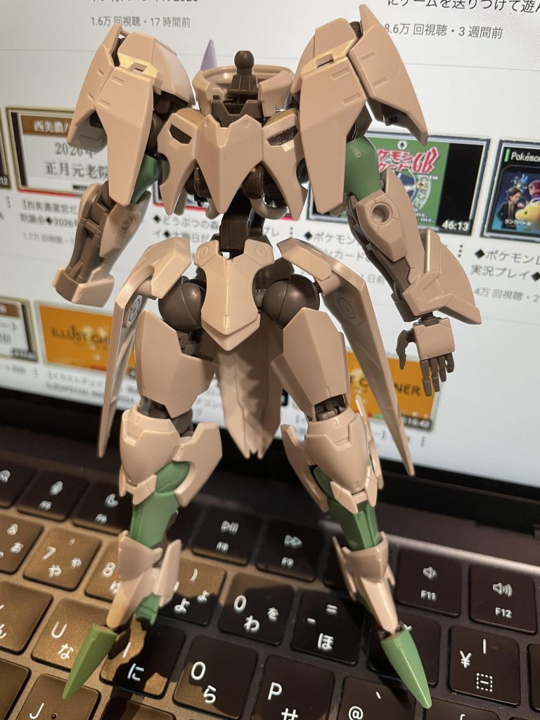 オルトリンでをベースにミキシングをしています。胴体がそのままだと身幅が広すぎるのと肩の位置が気になったので、ガンダムフレームのエイハブリアクターを真ん中から半分に切って胴体の両側に貼り付けています。オルトリンデ、バルバトス、ジークルーネ、コアガンダムⅡ、νガンダムを素材に作りました。