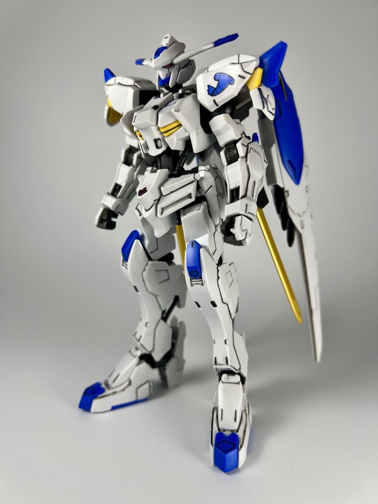 厨二心をくすぐるデザインですよね。シンプルにふた振りの剣。バックパックのレールガンのみ。