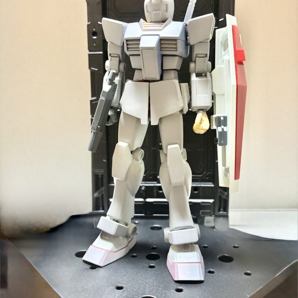 非常に久々に進捗報告です。別のモデル製作についつい手をつけてしまいこちらの進捗が滞っていましたが、少し進みました。年内早めに一旦完成させたいです。お写真は2枚でして片方は1/144 HGUCガンキャノン頭のエポパテ複製品をいじって無理やりジム頭化したもので、もう一方はEGガンダムヘッドを改造してジムっぽい感じにしたものです。1/144 HGUCジムの頭はEGガンダムのボディに対して少し大きすぎてサイズが合わないように思いました。ビームライフルもEGガンダムのものを短縮化してビームスプレーガンっぽくしてみました。（2枚目）