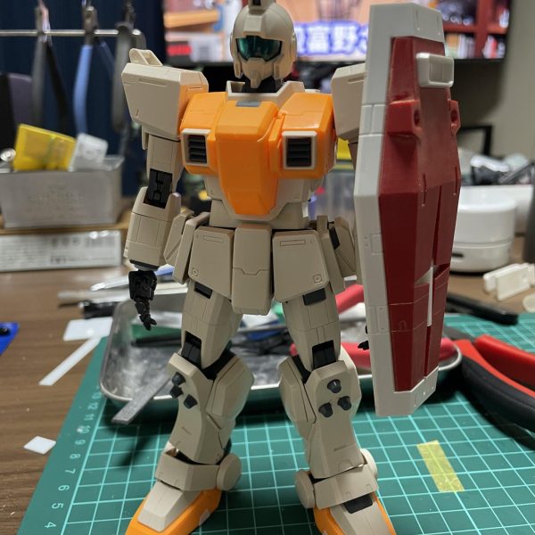 スジボリも大体終わらせて、プラ板でのディテールアップをしていたら、先日購入したジムシールドが届いたので、取り付けられるように改造しました。可動出来るようにし、今後量産できるようにテキトーな設計図も作りました笑オデッサ作戦には少数ですが、ジムシールド持ちの陸戦型ジムが配備されたようなので、再現していきたいと思います。（2枚目）