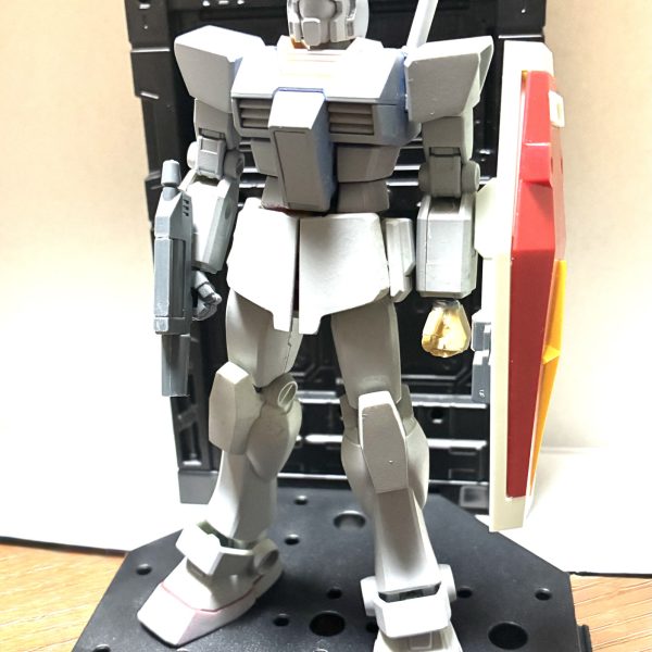 非常に久々に進捗報告です。別のモデル製作についつい手をつけてしまいこちらの進捗が滞っていましたが、少し進みました。年内早めに一旦完成させたいです。お写真は2枚でして片方は1/144 HGUCガンキャノン頭のエポパテ複製品をいじって無理やりジム頭化したもので、もう一方はEGガンダムヘッドを改造してジムっぽい感じにしたものです。1/144 HGUCジムの頭はEGガンダムのボディに対して少し大きすぎてサイズが合わないように思いました。ビームライフルもEGガンダムのものを短縮化してビームスプレーガンっぽくしてみました。（3枚目）