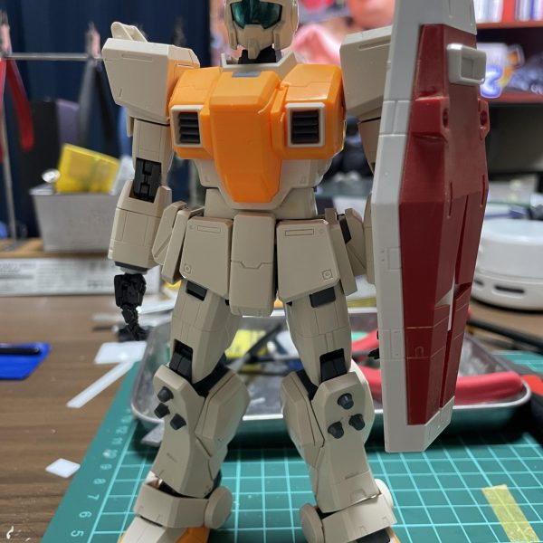 スジボリも大体終わらせて、プラ板でのディテールアップをしていたら、先日購入したジムシールドが届いたので、取り付けられるように改造しました。可動出来るようにし、今後量産できるようにテキトーな設計図も作りました笑オデッサ作戦には少数ですが、ジムシールド持ちの陸戦型ジムが配備されたようなので、再現していきたいと思います。（3枚目）