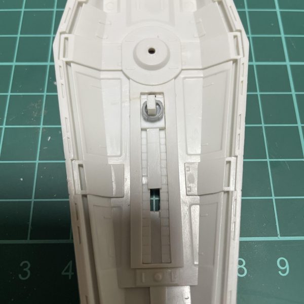 スジボリも大体終わらせて、プラ板でのディテールアップをしていたら、先日購入したジムシールドが届いたので、取り付けられるように改造しました。可動出来るようにし、今後量産できるようにテキトーな設計図も作りました笑オデッサ作戦には少数ですが、ジムシールド持ちの陸戦型ジムが配備されたようなので、再現していきたいと思います。（4枚目）