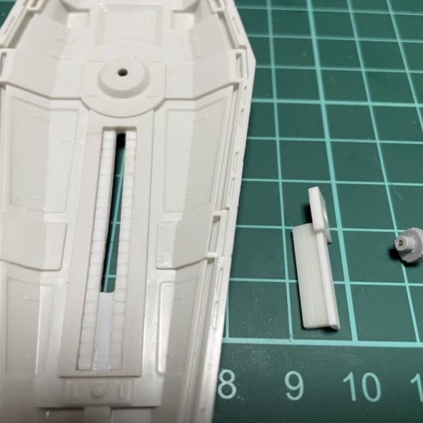 スジボリも大体終わらせて、プラ板でのディテールアップをしていたら、先日購入したジムシールドが届いたので、取り付けられるように改造しました。可動出来るようにし、今後量産できるようにテキトーな設計図も作りました笑オデッサ作戦には少数ですが、ジムシールド持ちの陸戦型ジムが配備されたようなので、再現していきたいと思います。（5枚目）