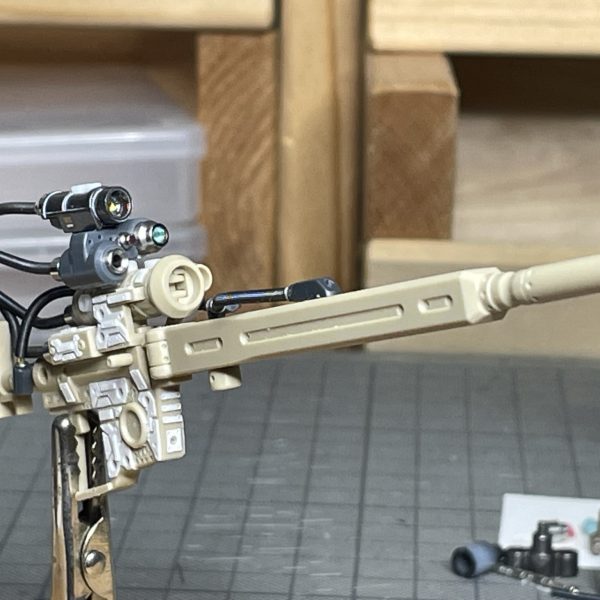 ヘッドスコープをマグネットでライフルのスコープに被せてみた。ココしかない という絶妙な感じなのですが接続のケーブルが結構な主張をしている。平時（形状固定）と戦闘時（自由変形）の2種のケーブル用意が必要かも　さてどうしよう🤔（2枚目）