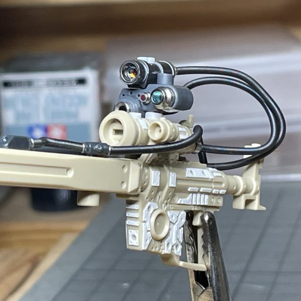 ヘッドスコープをマグネットでライフルのスコープに被せてみた。ココしかない という絶妙な感じなのですが接続のケーブルが結構な主張をしている。平時（形状固定）と戦闘時（自由変形）の2種のケーブル用意が必要かも　さてどうしよう🤔（3枚目）