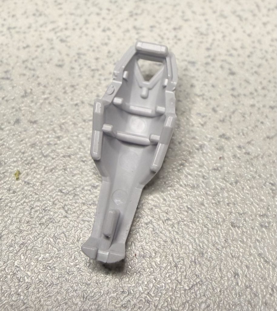 膝パーツの裏側にアンダーゲート狭すぎて、ニッパーの先端が届きません