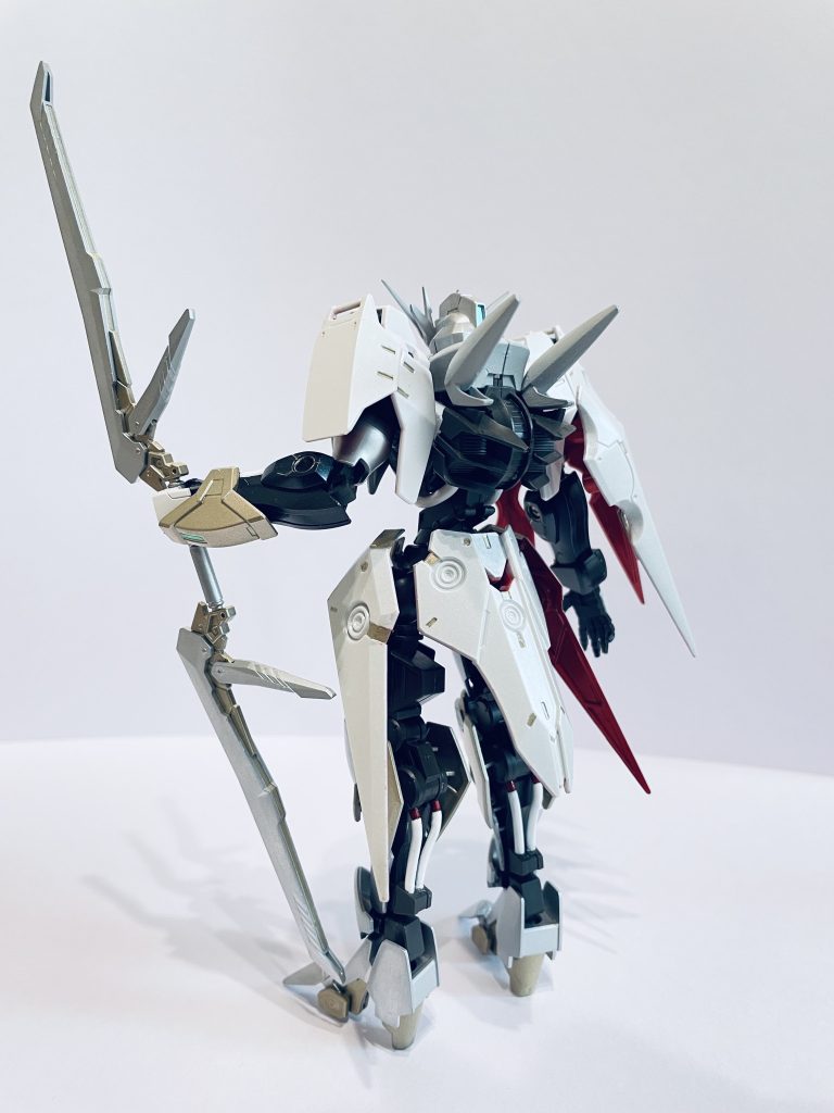 ガンダム・トリスタンは、精密射撃と高機動白兵戦の両立を目的として開発された特務仕様のガンダムタイプである。中〜遠距離の高精度狙撃と、近接戦闘における剣撃機動の両立をコンセプトとして設計されており、従来の射撃特化機とは異なり騎士型高機動射撃機という思想でまとめられている。