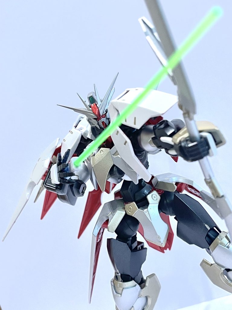 振型粒子弓砲《フェイルノート》本機の主兵装。弓と竪琴を融合した構造を持つ可変式ビーム兵器で、以下のモードを持つ。弓モード共振粒子弦を展開高収束ビームアロー射出無音射撃に近い低反応狙撃が可能共鳴拡散射モード共振数をずらした多重ビームを同時発射対多数制圧用