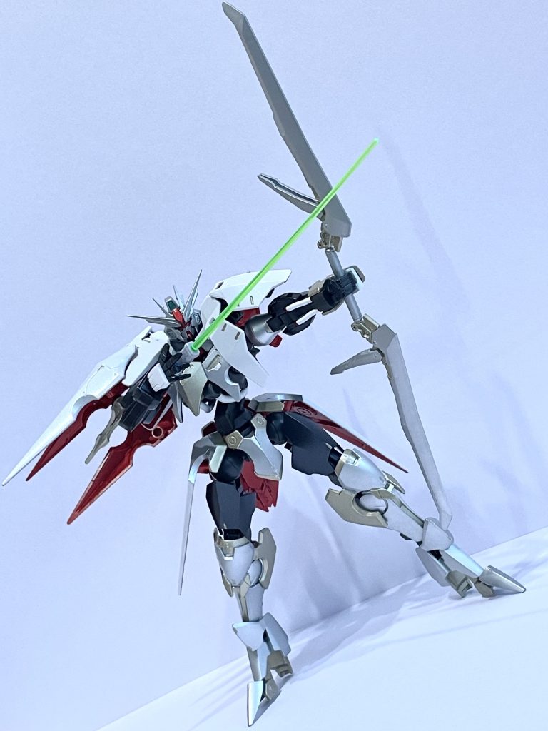 本機最大の特徴は、武装出力と機体制御を同期させる共振制御システムである。パイロットの入力リズム・照準安定度・姿勢制御を統合演算し、粒子ビームや振動刃の出力波形を最適化する。これにより、ビーム収束率向上振動刃の切断効率増大射撃反動の自動相殺が可能となっている。