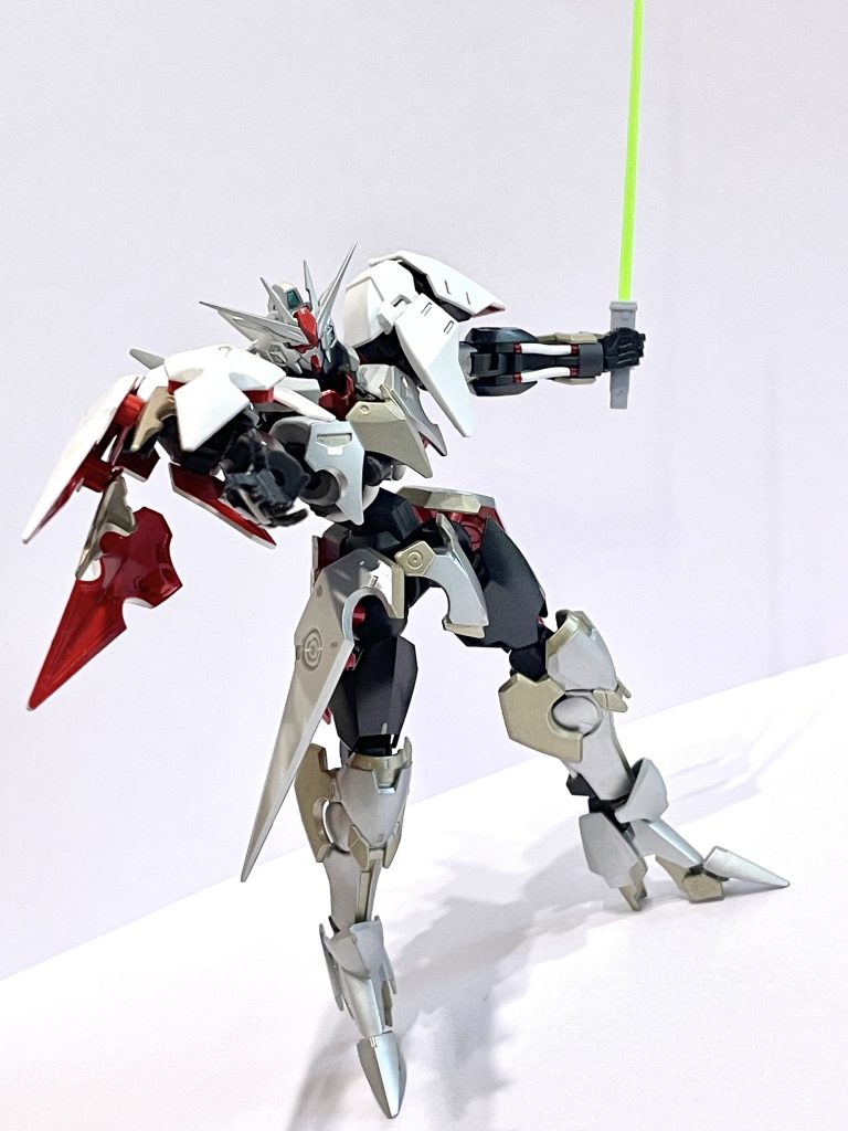 翼状肩部装甲《リラ・バインダー》肩部の大型装甲は可動式の翼状バインダーであり、防御シールド姿勢制御翼センサー拡張基部を兼ねる多機能ユニット。展開時には騎士のマントのようなシルエットを形成する。