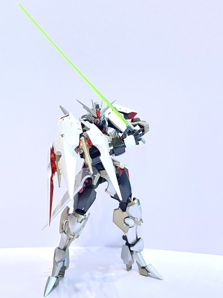 粒子細剣《カーテナ》弓砲と連動する専用近接兵装。直剣形状だが、刀身内部に振動増幅路を持ち、フェルノートで射出が可能。柄部にスラスターと誘導制御子を持ち、投擲後の軌道補正も可能。