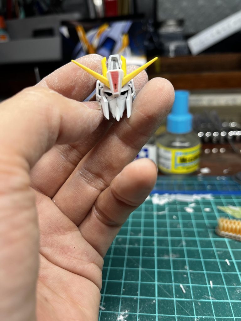 トサカとヒサシを一回り大きくしました。バルカンはピンバイスで穴を開けて、フェイス部は一回り小さくし、フェイス内部はプラ板で作り直しました。目はプラ板で好みに作り変えました。