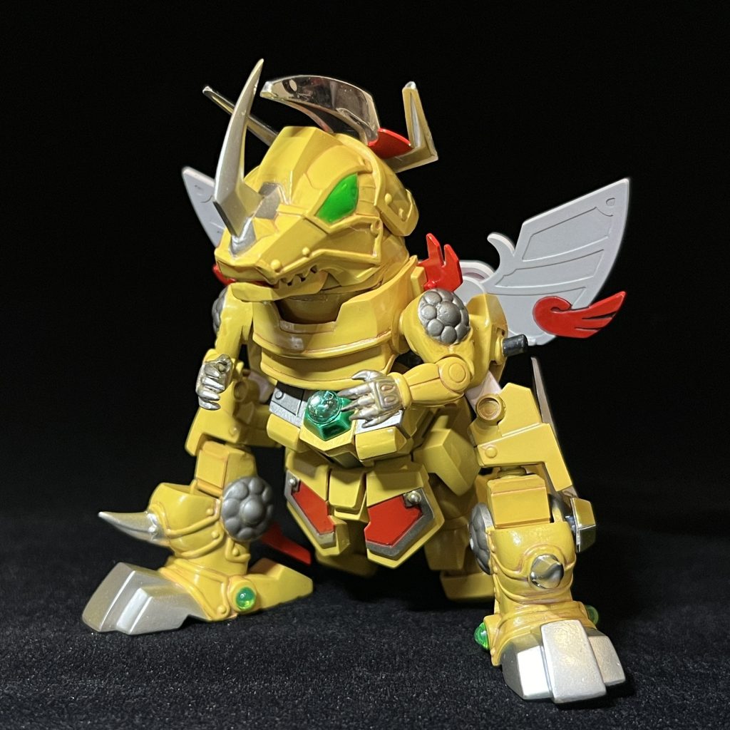 ▲四聖獣変化形態原典と同様の変形スタイルですが、頭部とハンドパーツは専用のものと置き換える「メモリアルアクションパーツ」方式です