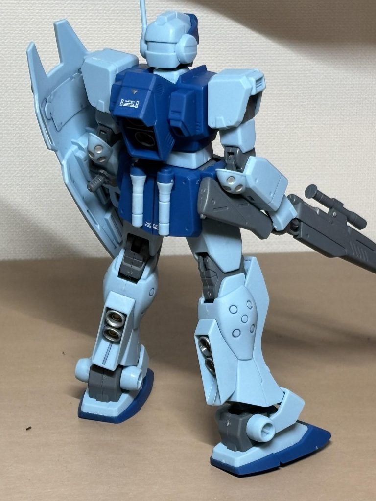 バックショット。腰の部分、デストロイモードのユニコーンの肩のデカールを参考に、モールドに合わせてデカールを切るっていう工夫をしてみたんですが、案外カッコいいですね。いずれまた使おう。