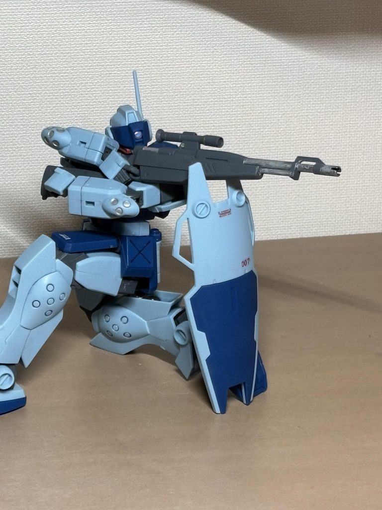 スナイパーを構えるジムスナII。輝き撃ちっぽく飾ってみました。平手のハンドパーツ無くしちゃったんで、どこぞの第7師団の尾形みたいなポージングで構えさせました。この構え方なんかかっこいいんよな…。