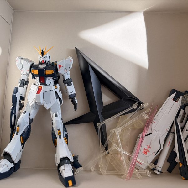 実家に発売当初に買って素組みしてたMGνガンダムver.Kaが出てきました。13年ぶりですね、当時は値引き込みで5,650円。やっす笑&nbsp;ゲート跡はとっても残ってる&黄変中途半端にデカール&墨入れ状態です。13年前の私作るの雑。笑ゆっくりと表面処理、全塗装していこうと思います（2枚目）