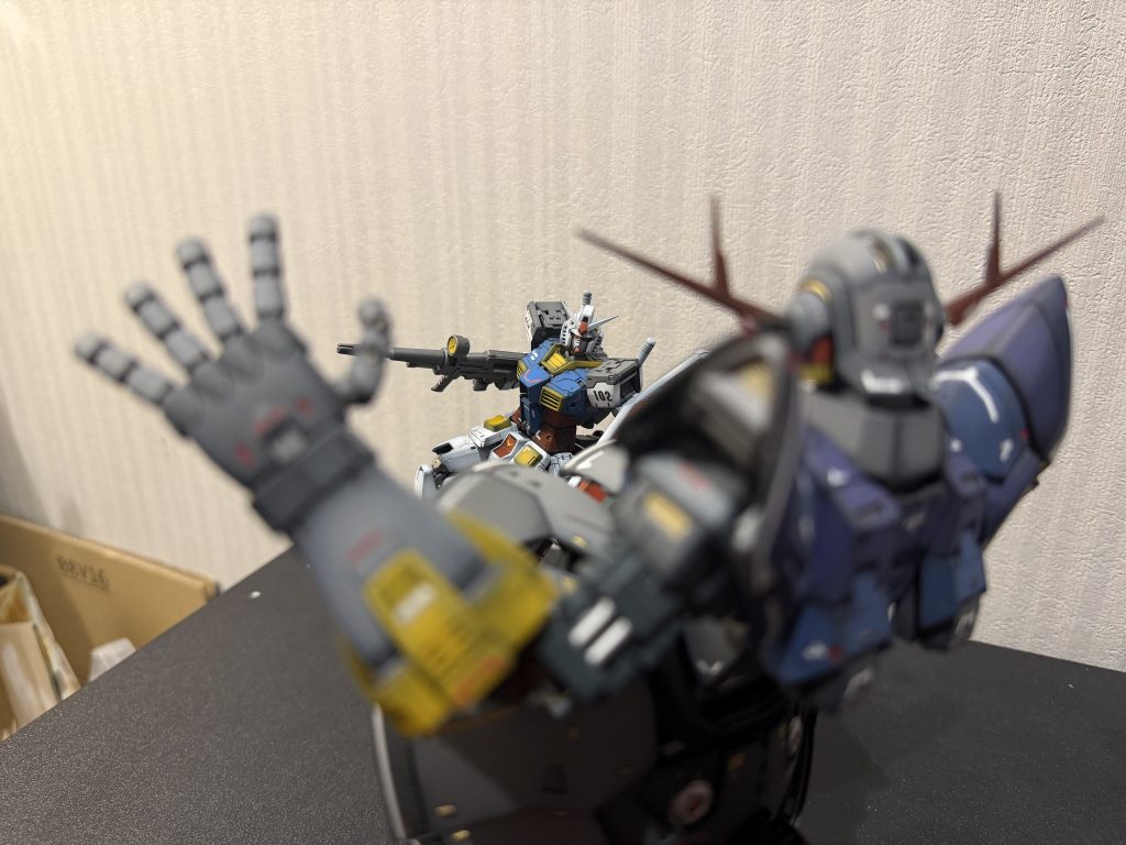 初期販売分という事めバルカンとヒサシ部分は削る手法で加工済み