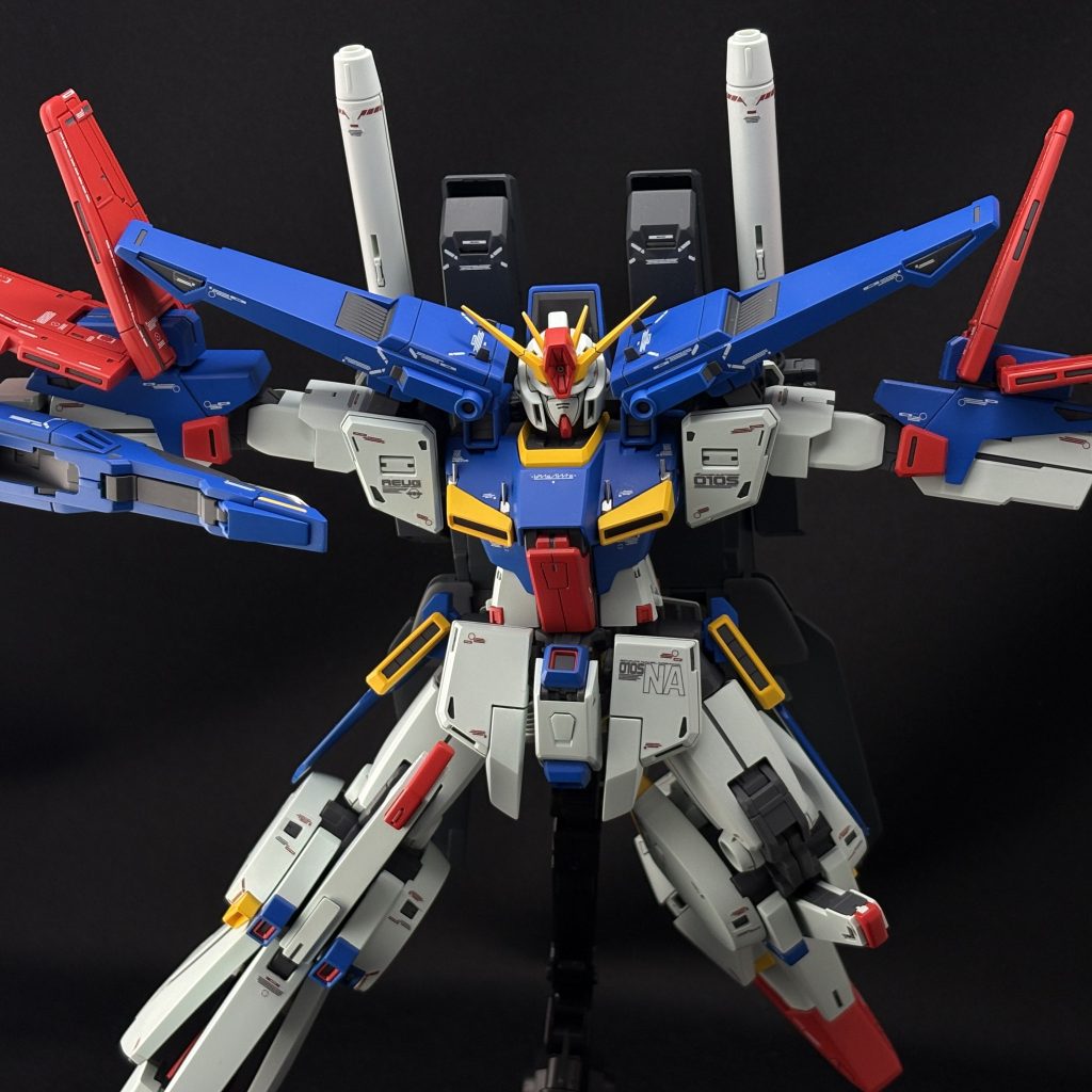 それが「ブルーホワイト」ガンダム専用塗料ではありません。でも、同じ制作会社、近い年代のアニメ作品だからこそ、色味の設計思想もよく似ている。&nbsp;この一本をそのまま使うだけで、ガンダムの“アニメカラー”が自然に再現できるんです。