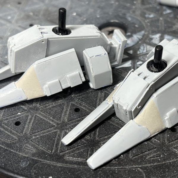 インフルなんとか復帰、暖かい言葉やいいねありがとうございました(zaku-kao9)いつも足裏とか見えない部分は手を抜くんですが、スクラッチなのでディティール入れるかとやる気を起こしてちょいちょい入れておきました。次は脛、腿をディティール入れて行ってから、下半身全体整えていきたいです！（3枚目）