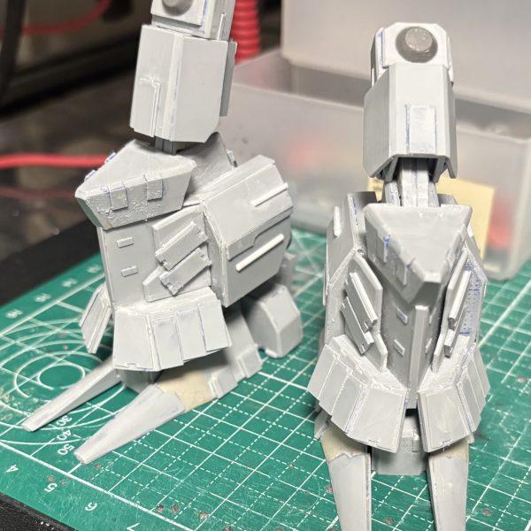 足首から上のあんよをのディティールを詰めてました。追加装甲ぽちぽち入れたり、ディティールちょこちょこと追加しておきました。さて、サイドスカート周りもディティール入れて下半身周りを仕上げていきたいですね。（2枚目）