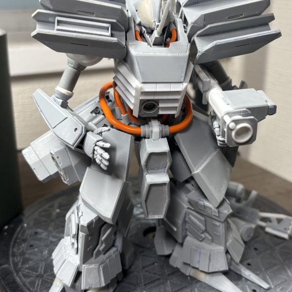 足首から上のあんよをのディティールを詰めてました。追加装甲ぽちぽち入れたり、ディティールちょこちょこと追加しておきました。さて、サイドスカート周りもディティール入れて下半身周りを仕上げていきたいですね。（3枚目）