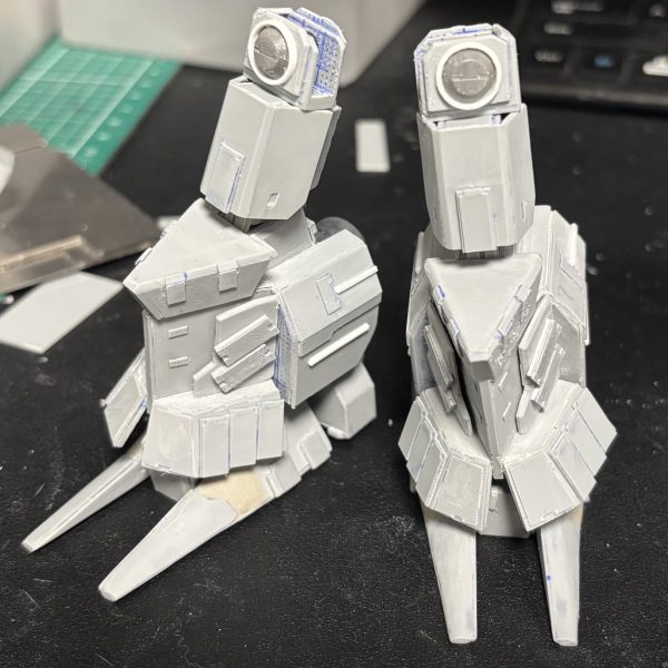 見えなくなるところをちまちまと触ってます。腿から上も少し寂しいのでスジボリ入れたり、股の内側にディティールいれたり…。サイドスカートはぐにゃぐにゃ動くのが鬱陶しいので、上下以外を動かないようにしてみたり。まだまだ下半身も手がかかりそうです。（2枚目）