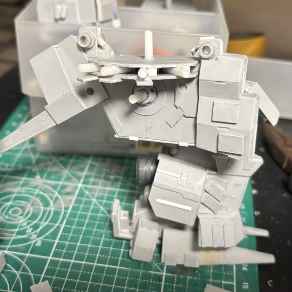 見えなくなるところをちまちまと触ってます。腿から上も少し寂しいのでスジボリ入れたり、股の内側にディティールいれたり…。サイドスカートはぐにゃぐにゃ動くのが鬱陶しいので、上下以外を動かないようにしてみたり。まだまだ下半身も手がかかりそうです。（3枚目）