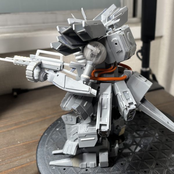 フルスクラッチ ハンマ・ハンマ下半身の大枠ディティール追加しました。まだ細かくいれたい部分が多いでまだ触りますが…。サイドスカートの後ろ側にはアタッチメントを付与。ここにマガジンやら装備を設置できるようにしようかなと。一番フロント付近の部分はマウントしない前提です。うーむまだだまだ終わらんぞ！（2枚目）