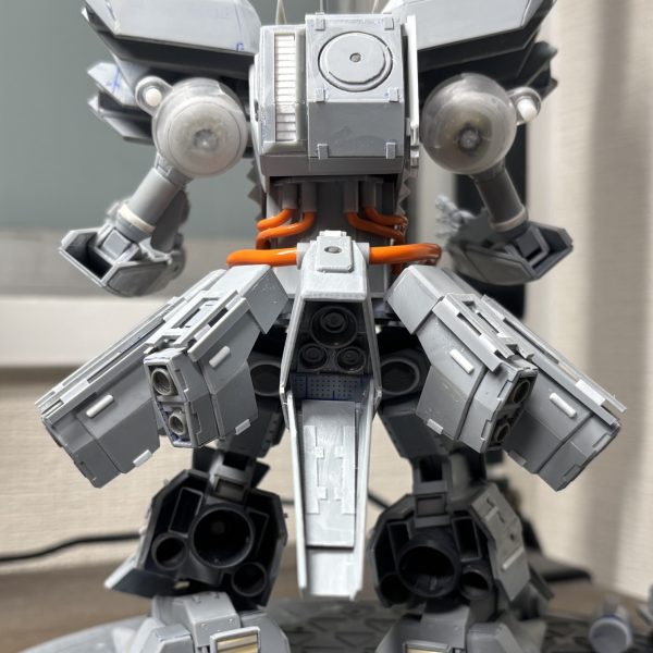 フルスクラッチ ハンマ・ハンマ下半身の大枠ディティール追加しました。まだ細かくいれたい部分が多いでまだ触りますが…。サイドスカートの後ろ側にはアタッチメントを付与。ここにマガジンやら装備を設置できるようにしようかなと。一番フロント付近の部分はマウントしない前提です。うーむまだだまだ終わらんぞ！（3枚目）