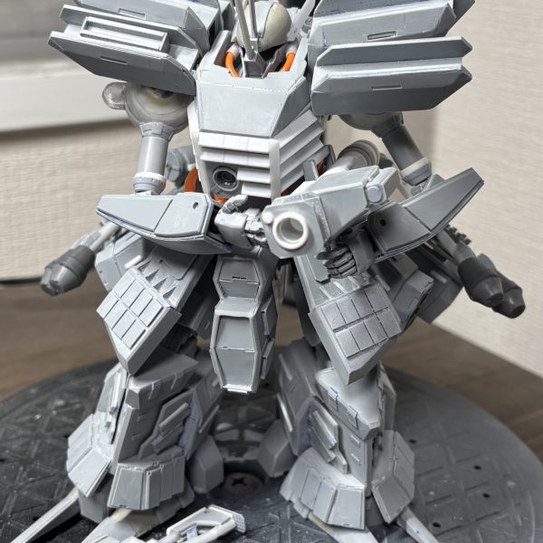 ハンマ・ハンマといえばこの兵装、そうシュツルムファウストですよね！ということで4本量産。ついでに機関銃のマガジンもマウントできるようにしました。え？ZZってあんまりシュツルムファウストみないだろ？…我が家のMS達は基本実弾兵器贔屓なので基本装備ですよ。WW2あたりの兵器に影響されている世界観なのでお許しください。（3枚目）