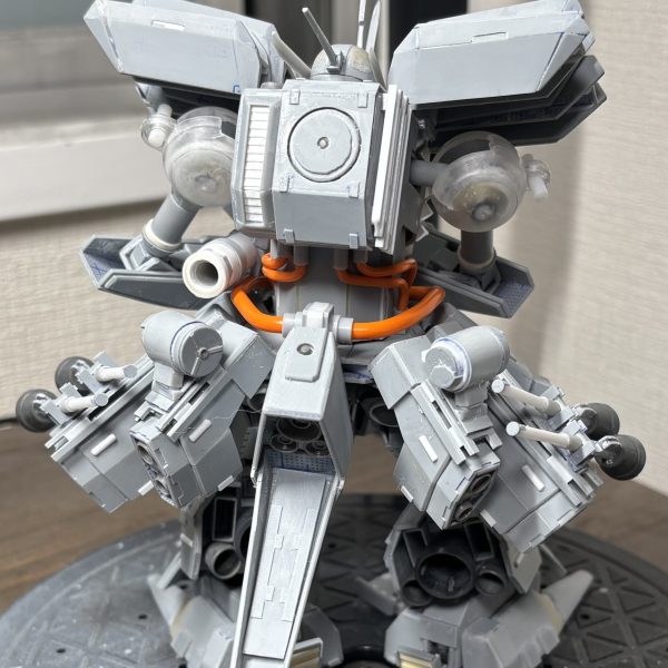 ハンマ・ハンマといえばこの兵装、そうシュツルムファウストですよね！ということで4本量産。ついでに機関銃のマガジンもマウントできるようにしました。え？ZZってあんまりシュツルムファウストみないだろ？…我が家のMS達は基本実弾兵器贔屓なので基本装備ですよ。WW2あたりの兵器に影響されている世界観なのでお許しください。（2枚目）