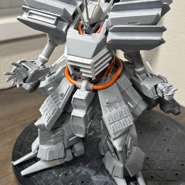 フロントスカートにディティールテイルスラスターをディティールアップバックパックにガンラックを設置これでバズーカもライトマシンガンも背負って両手でシュツルム撃てます。（2枚目）