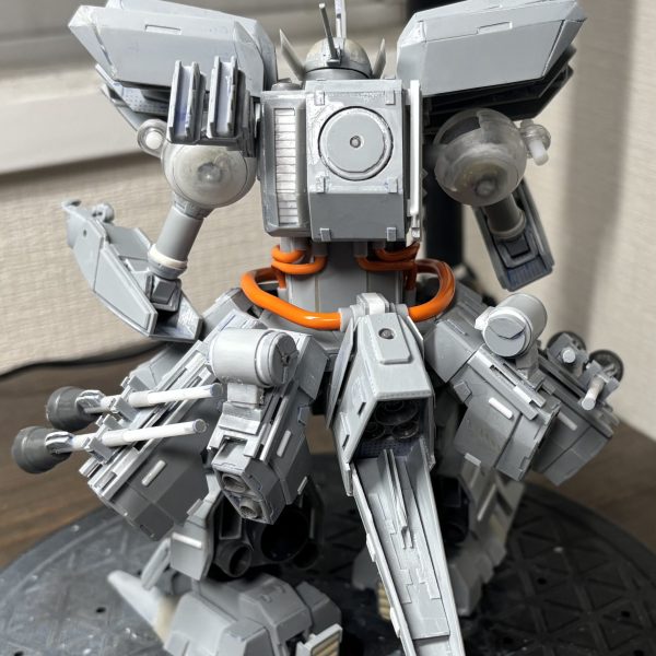 フロントスカートにディティールテイルスラスターをディティールアップバックパックにガンラックを設置これでバズーカもライトマシンガンも背負って両手でシュツルム撃てます。（3枚目）