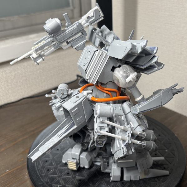 フロントスカートにディティールテイルスラスターをディティールアップバックパックにガンラックを設置これでバズーカもライトマシンガンも背負って両手でシュツルム撃てます。（4枚目）