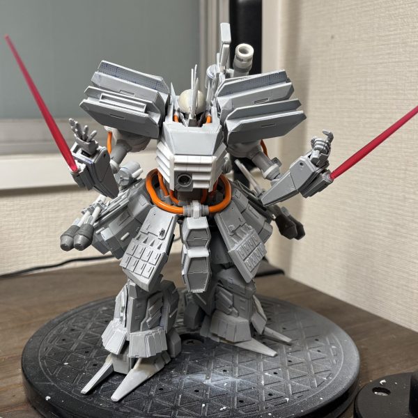 腕周り触ってます。ビームサーベルマウントを甲側に作ってそのまま使えるタイプにしてます。あとは動力パイプ付けたりちょろちょろとディティールアップ。まだ納得いってないので触るとは思います。三連休ですが、平日展示会とかで触れなかったりだったんで進捗はトントンな週になりそうですねー。頑張ろ！（1枚目）