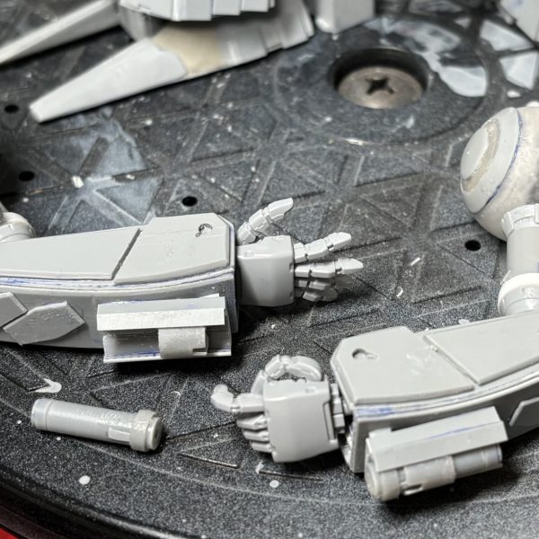 腕周り触ってます。ビームサーベルマウントを甲側に作ってそのまま使えるタイプにしてます。あとは動力パイプ付けたりちょろちょろとディティールアップ。まだ納得いってないので触るとは思います。三連休ですが、平日展示会とかで触れなかったりだったんで進捗はトントンな週になりそうですねー。頑張ろ！（2枚目）