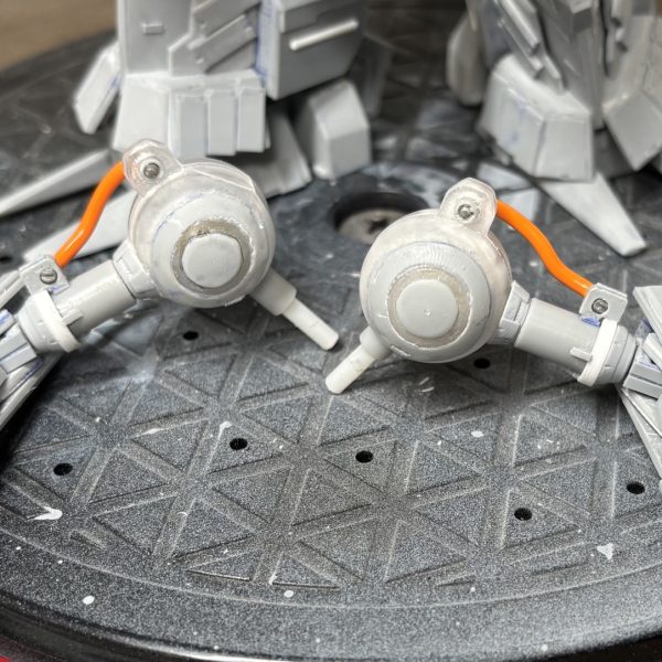 腕周り触ってます。ビームサーベルマウントを甲側に作ってそのまま使えるタイプにしてます。あとは動力パイプ付けたりちょろちょろとディティールアップ。まだ納得いってないので触るとは思います。三連休ですが、平日展示会とかで触れなかったりだったんで進捗はトントンな週になりそうですねー。頑張ろ！（3枚目）