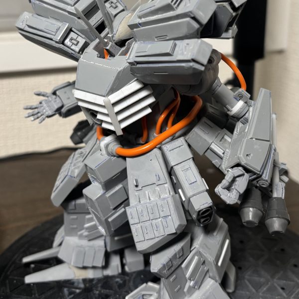 ちょっと諸々忙しいのと妻とバイオハザードは一緒に進めるのが恒例なので、先日発売されたバイオハザード レクイエムを順番にプレイしたりでなかなか進捗できてないです。ある程度肩の上部は形になったので、下部というか外側の側面とフロント面などをディティールアップしていきたいところです。来週は出張あるのでなかなか遅い進行になりそう…。（2枚目）