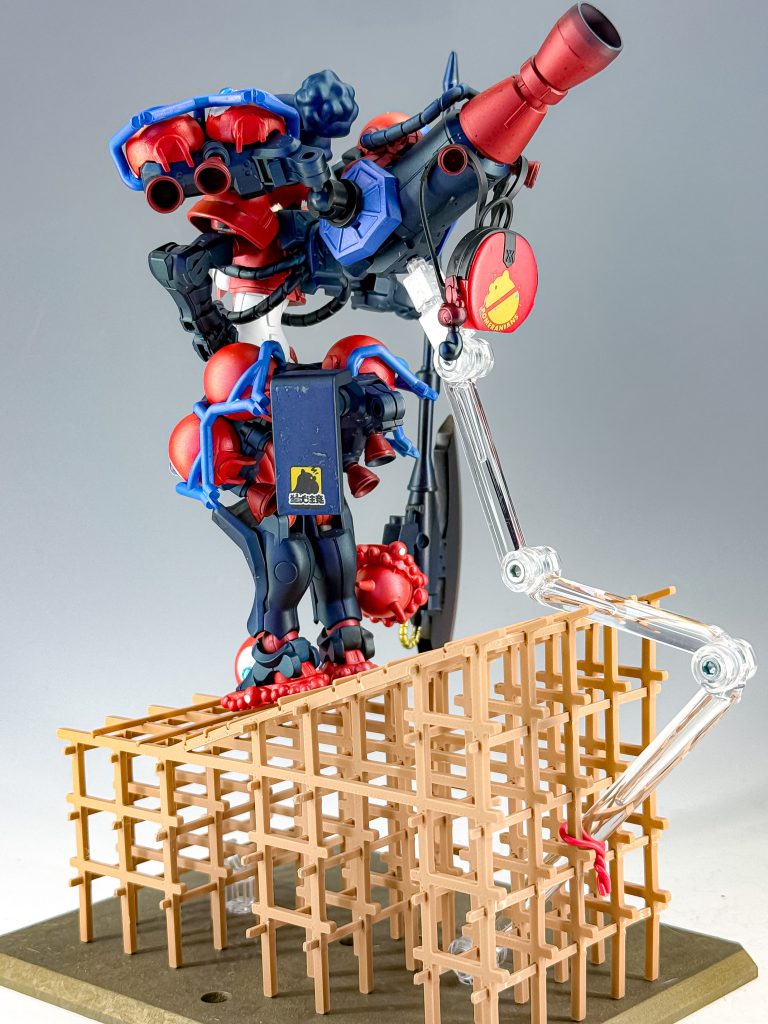 バックショット。台座はネットで購入した大屋根リング模型。作中の特殊部隊機風バックパックから目玉パーツを生やしてます。