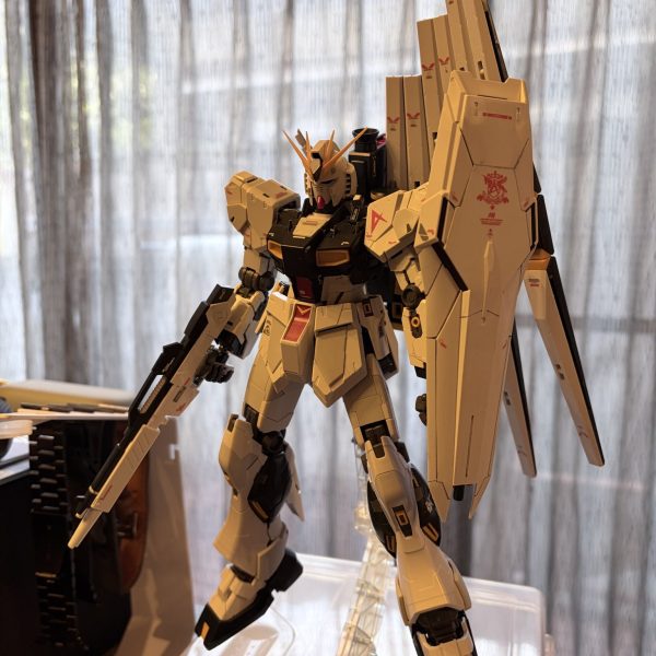 実家に発売当初に買って素組みしてたMGνガンダムver.Kaが出てきました。13年ぶりですね、当時は値引き込みで5,650円。やっす笑&nbsp;ゲート跡はとっても残ってる&黄変中途半端にデカール&墨入れ状態です。13年前の私作るの雑。笑ゆっくりと表面処理、全塗装していこうと思います（3枚目）