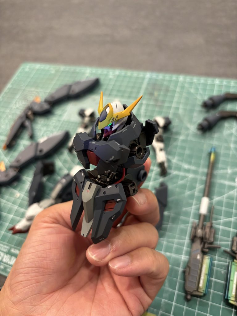 アーマー部分はガンダムMarkⅡ フルアーマーのカラーを参考にしました!・本体に合わせてホワイトで統一・タンカラーで追加アーマー感を出す・グリーンにしてフルアーマー感を強くするなどの案もありましたが、無塗装の時点でかっこよかったのでそのままの雰囲気で塗装しました。これについては塗る直前まで悩みました、、、