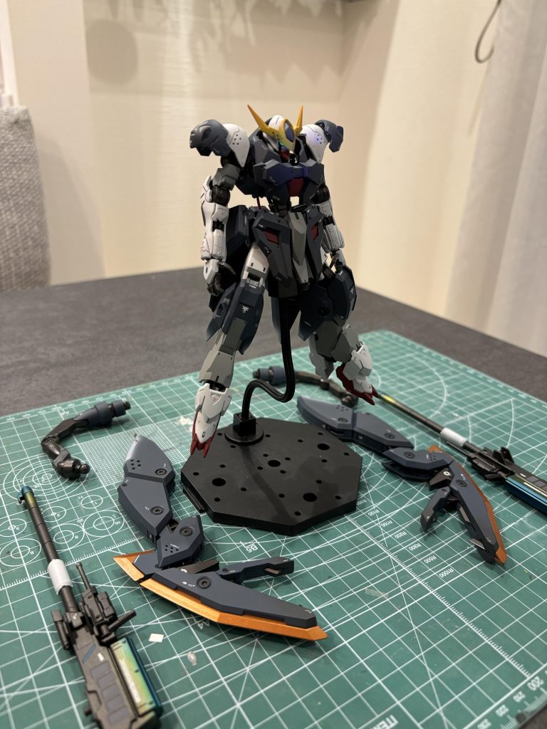 すみません。今回は調色で手こずり、いろんな色を足して作ったので参考にならないかと思いますが、自分へのメモの為に記載しておきます。●使用塗料本体(紺): てきとう(イメージに近づけるためにいろんな塗料を調色したので不明です、、w本体(ライトグレー):ガイア ニュートラルグレーⅡ + 本体の(紺)を少量本体(ライトグレーグラデ):ニュートラルグレーⅠ+上記でグラデ本体(ホワイト):ガイア ニュートラルグレーⅠ本体(赤):Mr.カラー あずき色(+適当 過去に調色の残り)本体(黄):Mr.カラー キャラクターイエロー(オレンジでグラデ)刃(オレンジ):タミヤ メタリックオレンジ内部フレーム:Mr.カラー 黒鉄色トップコート:武器→Ex-セミグロスクリアー プレミアム 本体→Mr.カラー スーパースムースクリア(つや消し)