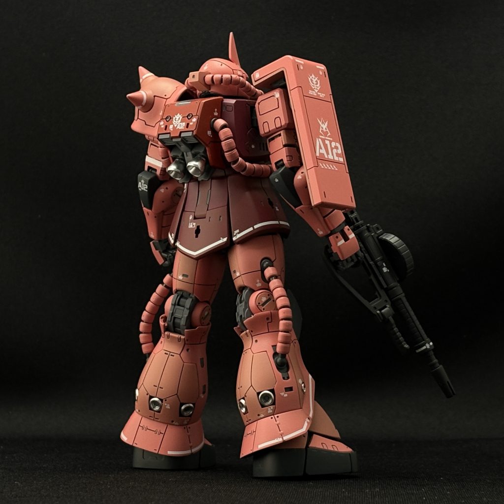 そもそも、市販されている塗料って原色を除けば、「調色されたものが」売られています「このガンプラの色ないかなー」「こういう色あったら便利なんだけど・・・」そんなモデラーの悩みに真正面から応えた結果が「ガンダムカラー」つまり、最初から“それ用”に作られている色。